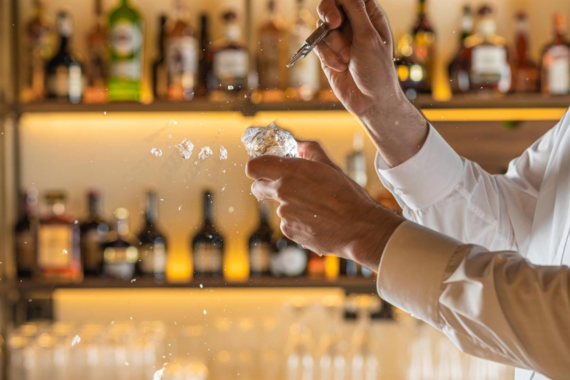 Viceroy Kopaonik Serbia ภายนอก รูปภาพ A bartender preparing a drink