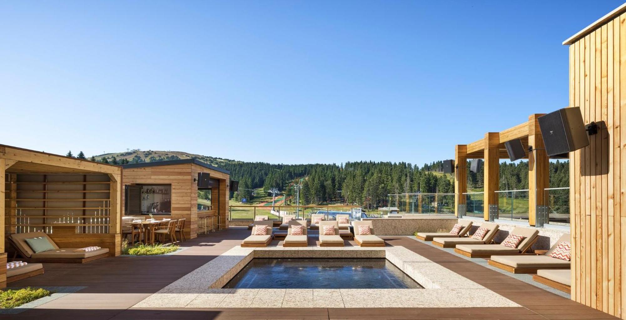Viceroy Kopaonik Serbia ภายนอก รูปภาพ The rooftop pool at The Lodge at Blue Sky