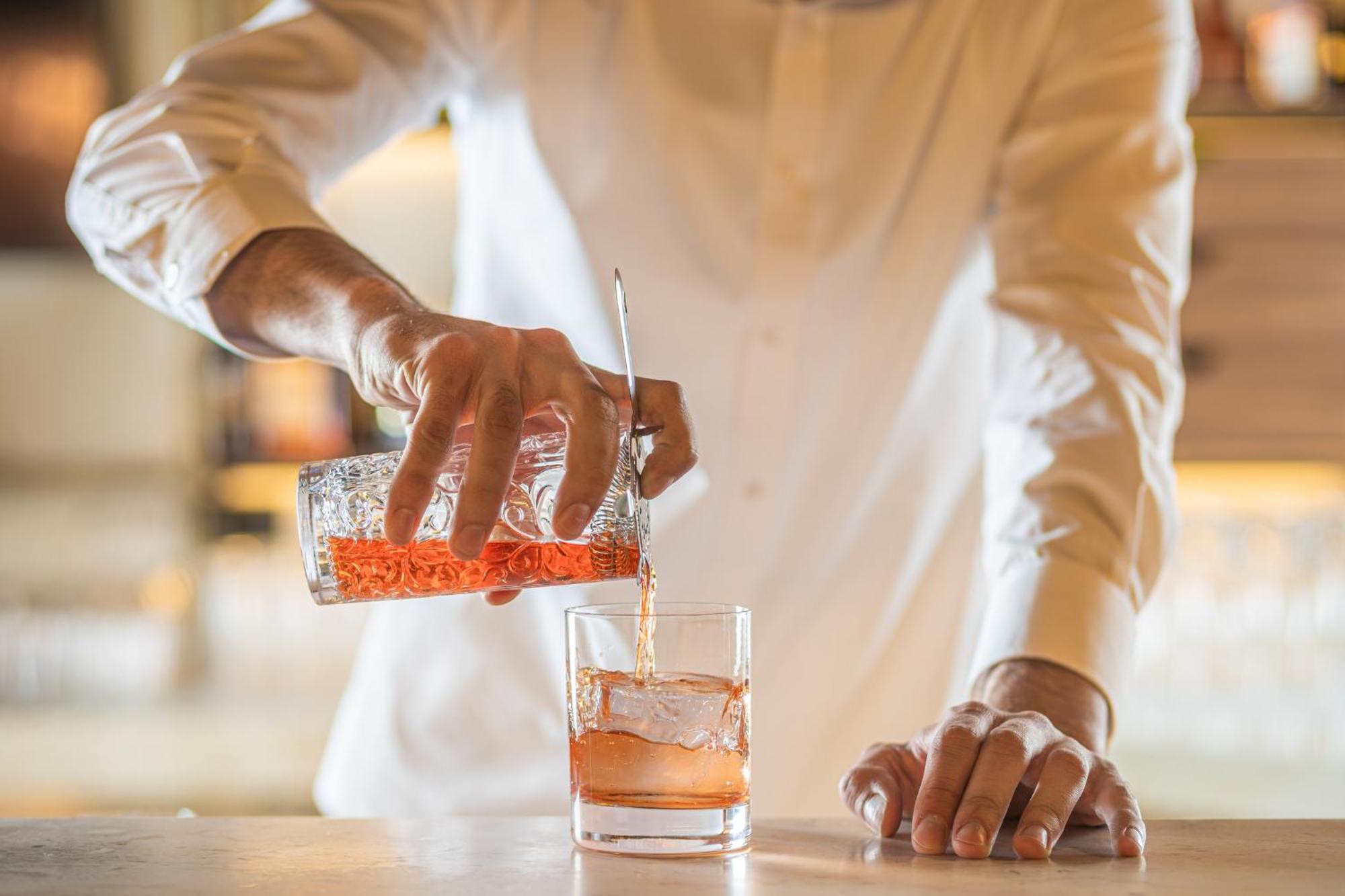 Viceroy Kopaonik Serbia ภายนอก รูปภาพ A bartender stirring a cocktail