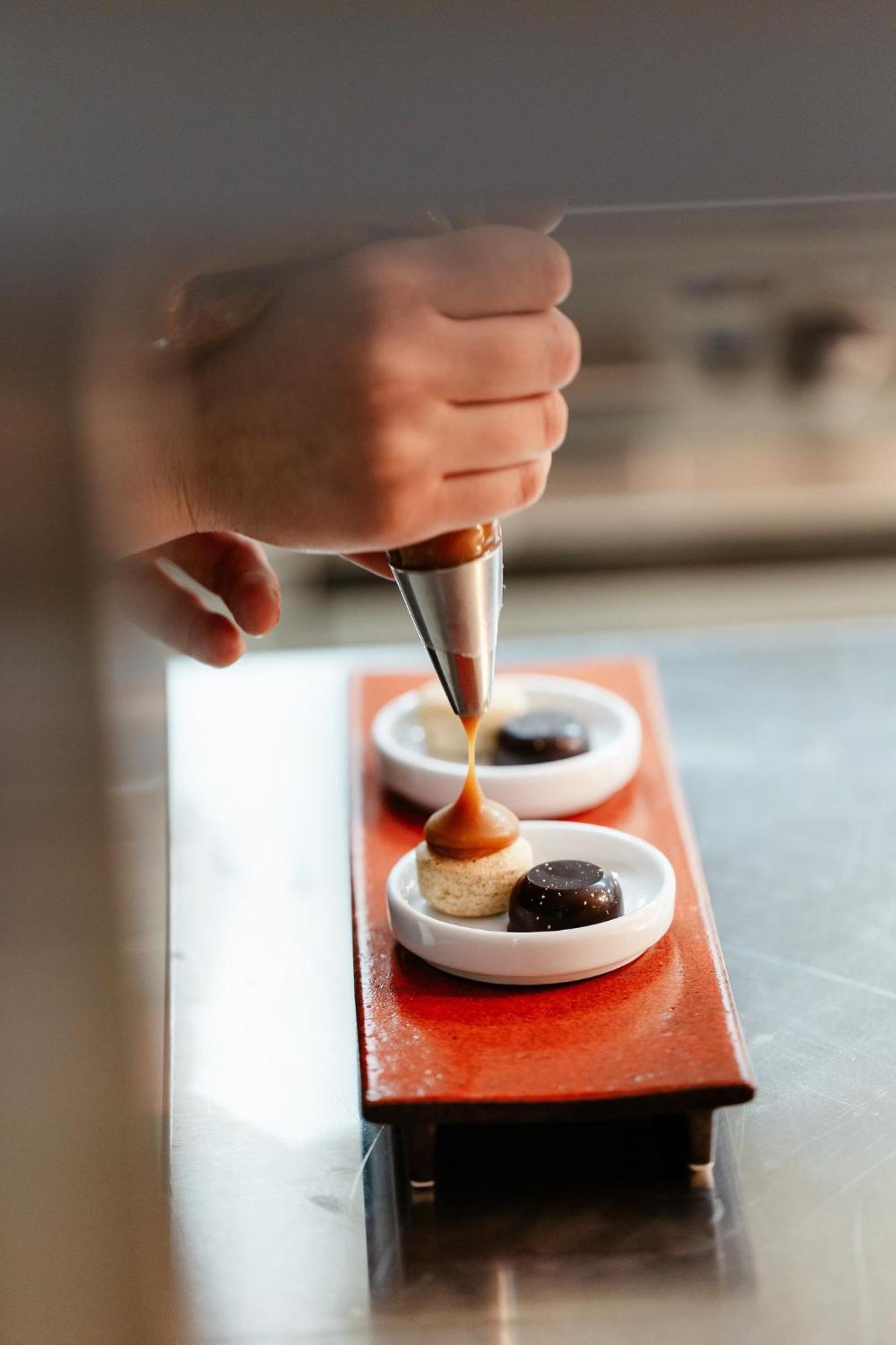 Viceroy Kopaonik Serbia ภายนอก รูปภาพ A pastry chef icing a dessert