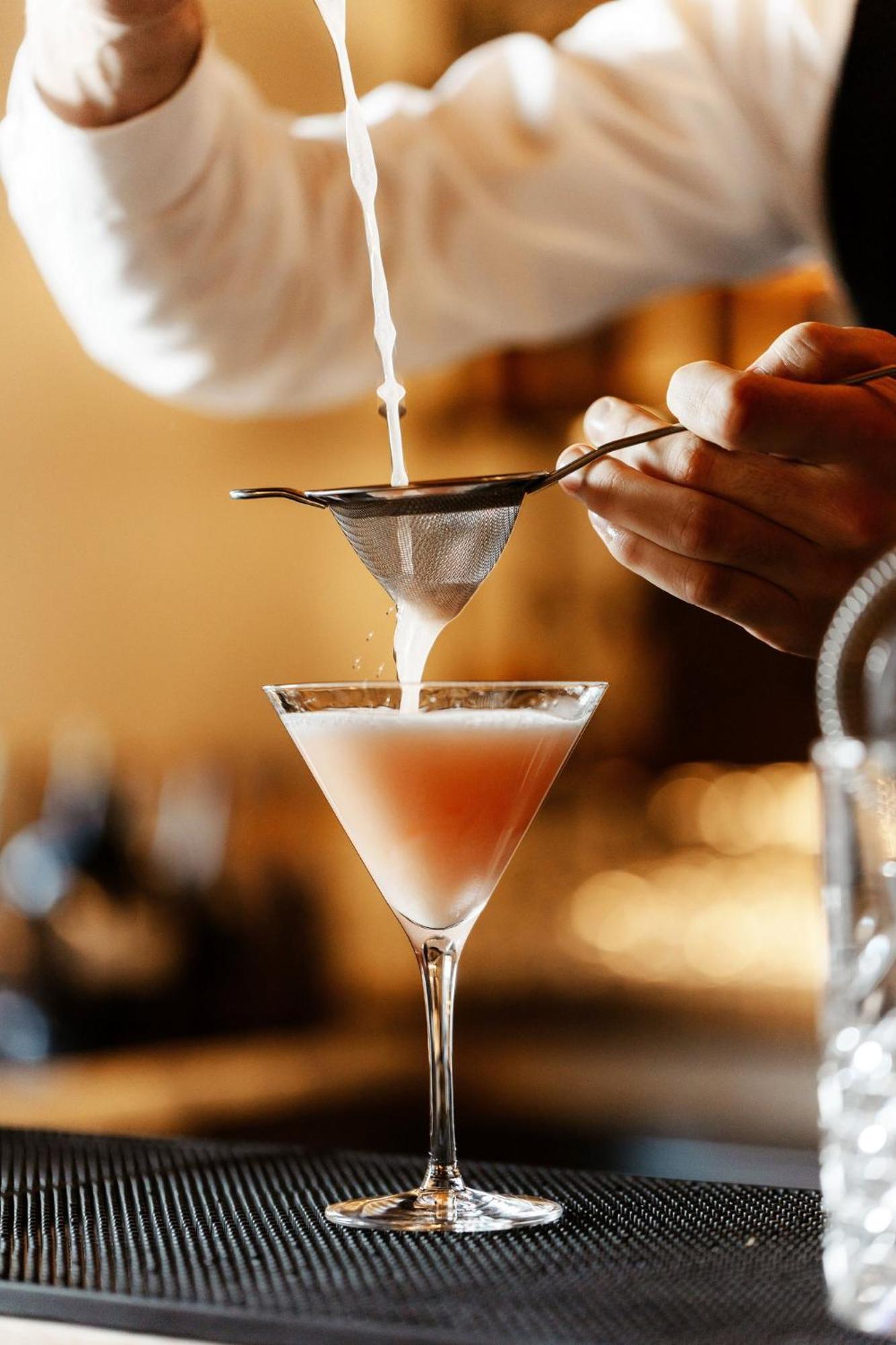 Viceroy Kopaonik Serbia ภายนอก รูปภาพ A bartender straining a cocktail